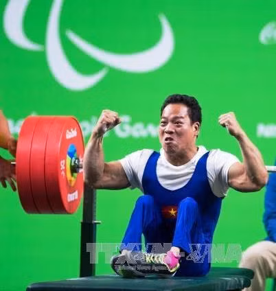 Niềm vui của vận động viên Lê Văn Công sau khi hoàn thành nội dung cử tạ nam hạng 49 kg tại Paralympic 2016. Ảnh: THX/TTXVN