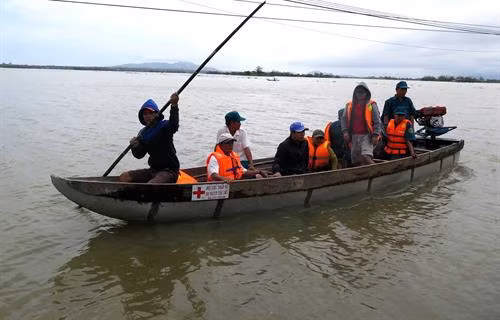 Xã Cát Chánh bị nước lũ cô lập, người dân phải di chuyển bằng ghe. Ảnh: Nguyên Linh-TTXVN