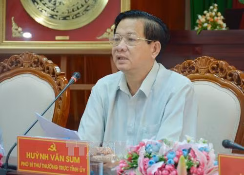 Ngày 8/11/2017, Ban Thường vụ Tỉnh ủy Sóc Trăng tổ chức Hội nghị tổng kết thực hiện Nghị quyết Trung ương 3, khóa VIII về chiến lược cán bộ thời kỳ đẩy mạnh công nghiệp hóa, hiện đại hóa đất nước. Trong ảnh: Phó Bí thư Thường trực Tỉnh ủy Sóc Trăng Huỳnh Văn Sum phát biểu tại hội nghị. Ảnh: Hoài Thu – TTXVN