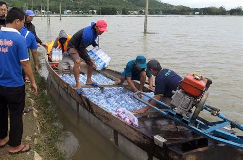 Vận chuyển quà cứu trợ vào vùng lũ xã Cát Chánh. Ảnh: Nguyên Linh-TTXVN