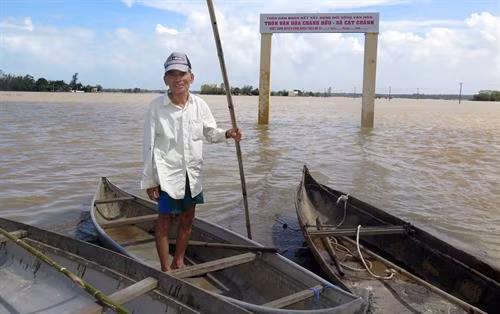 Thôn Chánh Hữu, xã Cát Chánh bị nước lũ cô lập, người dân đi lại bằng ghe. Ảnh: Nguyên Linh-TTXVN
