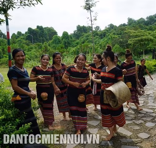 Các cô gái rủ nhau "đi sim". Ảnh: Hoàng Hải
