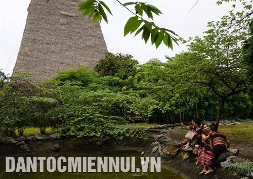 Các cô gái vui đùa bên suối đợi các chàng trai. Ảnh: Hoàng Hải