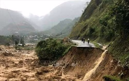 Mưa lũ đổ về gây thiệt hại về người và tài sản ở Lai Châu. Ảnh: Trần Văn Hoàng