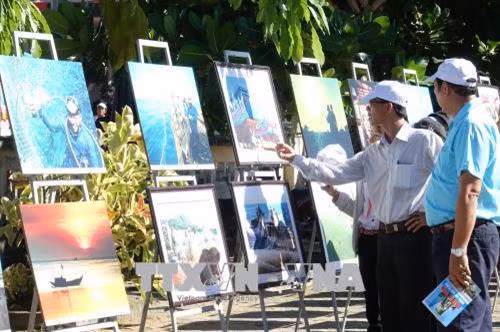 Khách tham quan trưng bày chuyên đề “Lý Sơn - Di sản văn hóa biển, đảo” . Ảnh: Đinh Hương - TTXVN