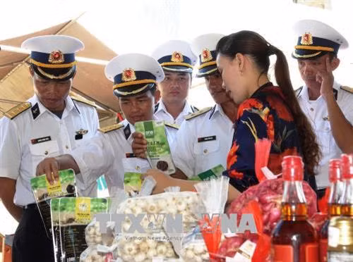 Một số đặc sản của Lý Sơn được giới thiệu tại trưng bày chuyên đề “Lý Sơn - Di sản văn hóa biển, đảo” . Ảnh: Đinh Hương - TTXVN