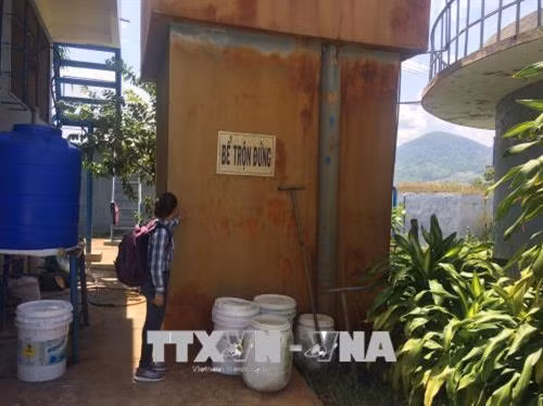 Nước tràn ra bể trộn, nhuộm vàng gây rỉ sét thành bể trộn của Trạm nước sinh hoạt huyện Krông Pa (Gia Lai). Ảnh: Hồng Điệp - TTXVN.