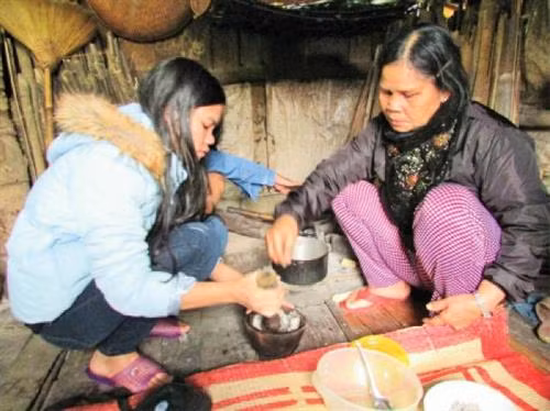 Phụ nữ Tà ôi làm bánh Azựh cho ngày lễ A za
