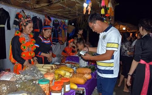 Du khách mua sắm tại hội chợ quê huyện Lâm Bình (Tuyên Quang). Ảnh: Quang Đán – TTXVN
