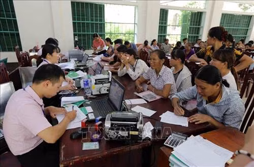 Một buổi giao dịch cho vay vốn tại điểm giao dịch xã Năng Khả, huyện Na Hang. Ảnh: Trần Việt - TTXVN