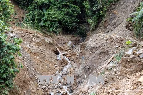 Con đường liên bản vào hai bản Pá Sập và Pá Đởn, xã Nậm Pì, huyện Nậm Nhùn, có hàng chục điểm sạt lở nghiệm trọng, khiến việc đi lại của bà con hai bản này gặp rất nhiều khó khăn. Ảnh: Công Tuyên – TTXVN