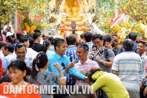Đồng bào dân tộc Khmer cùng nhau té nước để cầu một năm mới an lành, hạnh phúc. Ảnh: An Hiếu