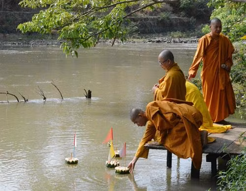 Nghi Lễ thả hoa đăng, thả những điều không may mắn theo dòng nước. Ảnh: Tuấn Anh – TTXVN Nghi Lễ thả hoa đăng, thả những điều không may mắn theo dòng nước. Ảnh: Tuấn Anh – TTXVN Nghi Lễ thả hoa đăng, thả những điều không may mắn theo dòng nước. Ảnh: Tuấn Anh – TTXVN Cộng đồng nười Lào nghe các nhà sư tụng kinh. Ảnh: Tuấn Anh – TTXVN Tết Bunpimay hay còn gọi Hội té nước là dịp mừng năm mới, Tết cổ truyền của các bộ tộc Lào. Ảnh: Tuấn Anh – TTXVN