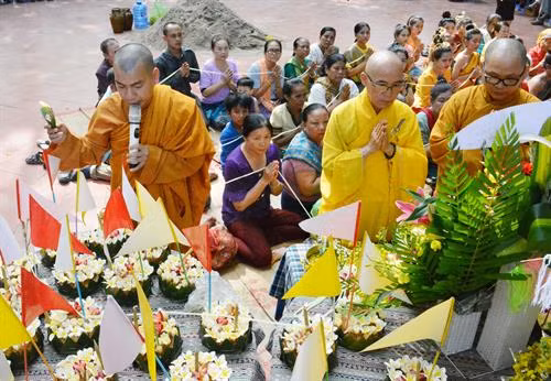 Nghi Lễ thả hoa đăng, thả những điều không may mắn theo dòng nước. Ảnh: Tuấn Anh – TTXVN Nghi Lễ thả hoa đăng, thả những điều không may mắn theo dòng nước. Ảnh: Tuấn Anh – TTXVN Nghi Lễ thả hoa đăng, thả những điều không may mắn theo dòng nước. Ảnh: Tuấn Anh – TTXVN Cộng đồng nười Lào nghe các nhà sư tụng kinh. Ảnh: Tuấn Anh – TTXVN Tết Bunpimay hay còn gọi Hội té nước là dịp mừng năm mới, Tết cổ truyền của các bộ tộc Lào. Ảnh: Tuấn Anh – TTXVN