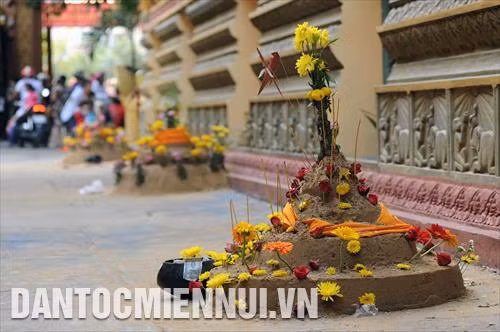 Đắp núi cát - nghi thức quan trọng trong Tết cổ truyền của đồng bào Khmer Nam bộ với sở nguyện cầu bình an, giải hạn, cầu siêu cho vong linh những người đã khuất... Ảnh: An Hiếu