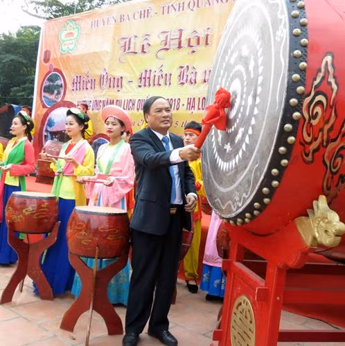 Đánh trống khai hội. Ảnh: Văn Đức - TTXVN
