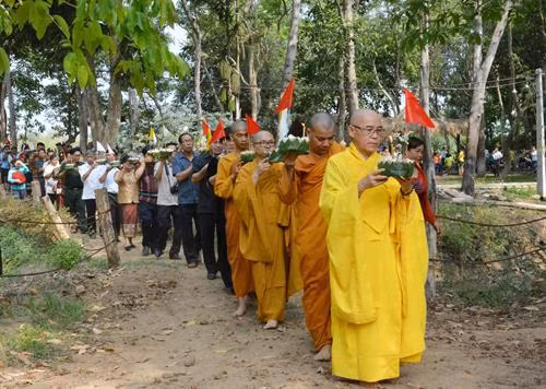 Nghi Lễ thả hoa đăng, thả những điều không may mắn theo dòng nước. Ảnh: Tuấn Anh – TTXVN Nghi Lễ thả hoa đăng, thả những điều không may mắn theo dòng nước. Ảnh: Tuấn Anh – TTXVN Nghi Lễ thả hoa đăng, thả những điều không may mắn theo dòng nước. Ảnh: Tuấn Anh – TTXVN Cộng đồng nười Lào nghe các nhà sư tụng kinh. Ảnh: Tuấn Anh – TTXVN Tết Bunpimay hay còn gọi Hội té nước là dịp mừng năm mới, Tết cổ truyền của các bộ tộc Lào. Ảnh: Tuấn Anh – TTXVN