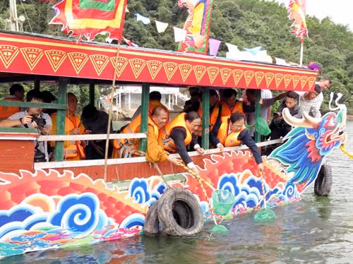 Phần thi nấu cơm gánh. Ảnh: Văn Đức - TTXVN Nghi lễ phóng sinh trên sông Ba Chẽ. Ảnh: Văn Đức - TTXVN Trò chơi bịp mắt đập trống tại lễ hội. Ảnh: Văn Đức - TTXVN Nghi lễ rước nước. Ảnh: Văn Đức - TTXVN Trò chơi đi cầu khỉ tại lễ hội. Ảnh: Văn Đức - TTXVN