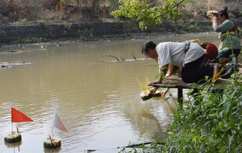 Nghi Lễ thả hoa đăng, thả những điều không may mắn theo dòng nước. Ảnh: Tuấn Anh – TTXVN Nghi Lễ thả hoa đăng, thả những điều không may mắn theo dòng nước. Ảnh: Tuấn Anh – TTXVN Nghi Lễ thả hoa đăng, thả những điều không may mắn theo dòng nước. Ảnh: Tuấn Anh – TTXVN Cộng đồng nười Lào nghe các nhà sư tụng kinh. Ảnh: Tuấn Anh – TTXVN Tết Bunpimay hay còn gọi Hội té nước là dịp mừng năm mới, Tết cổ truyền của các bộ tộc Lào. Ảnh: Tuấn Anh – TTXVN