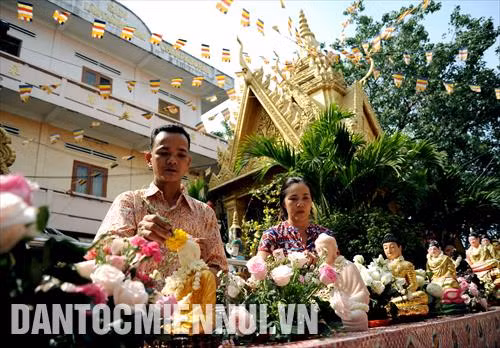 Bà con Phật tử dân tộc Khmer thực hiện nghi thức tắm phật. Ảnh: An Hiếu