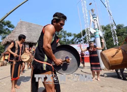 Trình diễn các điệu múa truyền thống của người Cơ tu tại liên hoan. Ảnh: Trần Lê Lâm – TTXVN