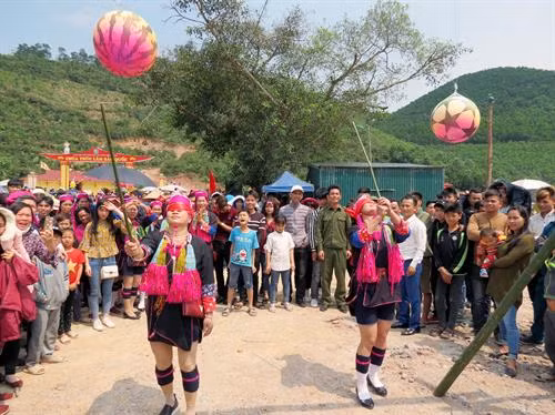 Phần thi nấu cơm gánh. Ảnh: Văn Đức - TTXVN Nghi lễ phóng sinh trên sông Ba Chẽ. Ảnh: Văn Đức - TTXVN Trò chơi bịp mắt đập trống tại lễ hội. Ảnh: Văn Đức - TTXVN Nghi lễ rước nước. Ảnh: Văn Đức - TTXVN Trò chơi đi cầu khỉ tại lễ hội. Ảnh: Văn Đức - TTXVN