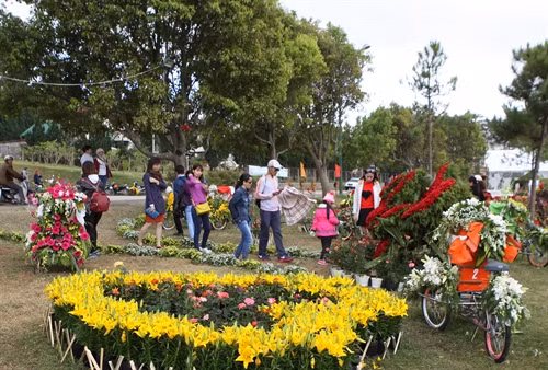 hiều điểm trang trí hoa tươi bên hồ Xuân Hương thu hút du khách đến thăm quan. Ảnh: Dương Giang – TTXVN
