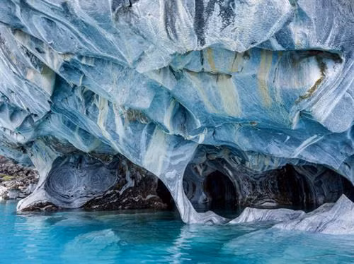 Tọa lạc tại Patagonia trên Hồ General Carrera, các hang động bằng đá cẩm thạch của Chile (còn được gọi là "Nhà thờ Đá cẩm thạch") được tạo ra cách đây hơn 6.000 năm bởi những con sóng làm xói mòn đá. Màu sắc tuyệt đẹp của các hang động thay đổi khi mực nước biến động quanh năm.