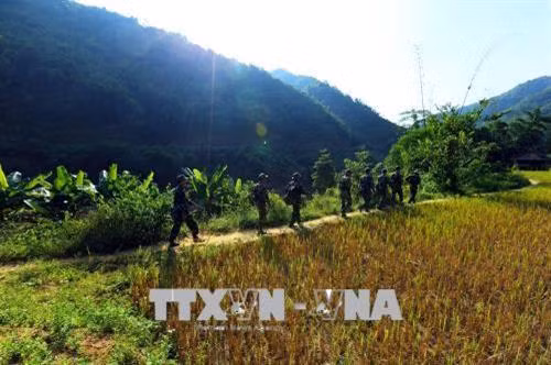 Trong ảnh (tư liệu): Cán bộ chiến Đồn biên phòng Pa Thơm tuần tra đường biên giới. Ảnh: Phan Tuấn Anh - TTXVN