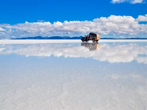 Khi các hồ gần cánh đồng muối ở Bolivia ngập nước, chúng ta ra những bề mặt gương tuyệt đẹp, phản ánh bầu trời và những đám mây trên cao. Đây là cánh đồng muối lớn nhất thế giới, bao phủ một diện tích rộng 16,4 kilomet vuông của vùng Altiplano, Bolivia.