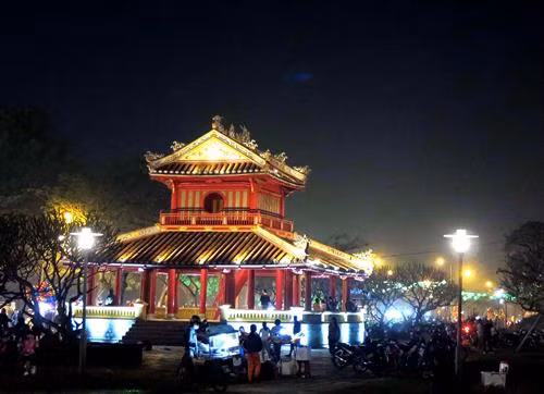 Kỳ đài Huế được thắp sáng trong đêm. Ảnh: Quốc Việt - TTXVN Kỳ đài Huế dưới ánh sáng của 1.000 đèn Led. Ảnh: Quốc Việt - TTXVN Cùng với thắp sáng Kỳ Đại Huế, Phu Văn Lâu cũng được chiếu sáng rực rỡ vào ban đêm. Ảnh: Quốc Việt - TTXVN Cùng với thắp sáng Kỳ đài Huế, Đại Nội Huế cũng được chiếu sáng, đẹp rực rỡ vào ban đêm Ảnh: Quốc Việt - TTXVN
