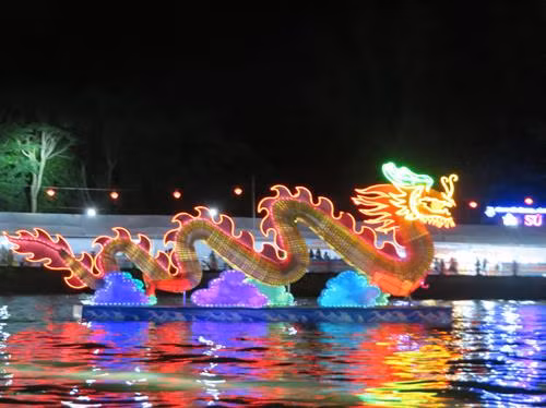 Quang cảnh lễ khai mạc. Ảnh: Ánh Tuyết - TTXVN Các mô hình hoa đăng lung linh sắc màu dưới bến Ninh Kiều. Ảnh: Ánh Tuyết - TTXVN Các mô hình hoa đăng lung linh sắc màu dưới bến Ninh Kiều. Ảnh: Ánh Tuyết - TTXVN Các mô hình hoa đăng lung linh sắc màu dưới bến Ninh Kiều. Ảnh: Ánh Tuyết - TTXVN Hoạt động triển lãm sách với mô hình Nhà lồng Chợ cổ Cần Thơ tại Ngày hội. Ảnh: Ánh Tuyết - TTXVN