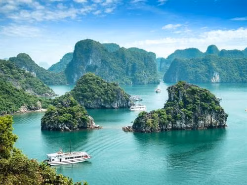 Vẻ đẹp tự nhiên của Vịnh Hạ Long khiến nơi đây trở thành một trong những điểm du lịch số một của Việt Nam. Vịnh cũng là một Di sản Thế giới được UNESCO công nhận. Cách tốt nhất để ngắm các cột đá vôi đầy cảm hứng của Hạ Long là bằng thuyền. Bạn có thể chọn cách ngủ lại trên thuyền để ngắm nhìn bình minh sớm nhất.