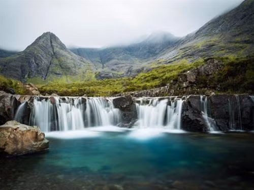Hồ bơi cổ tích quyến rũ của Skye chỉ có thể đi bộ qua khu rừng Glen Brittle - nhưng quãng đường đi thật xứng đáng để có được cái nhìn ấn tượng về màu nước trong vắt của những hồ tự nhiên này.