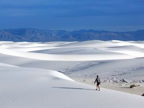 Trầm tích thạch cao lớn nhất thế giới, Đài tưởng niệm Quốc gia White Sands là một dải cát trắng lấp lánh thanh bình nằm trong sa mạc Chihuahuan. Thạch cao hình thành nên những đụn cát dốc thoai thoải này thực chất xuất phát từ một hồ gần cạn có hàm lượng khoáng chất cao. Khi nước từ hồ này bốc hơi, các khoáng chất còn lại do gió mang đi tạo ra các trầm tích thạch cao.