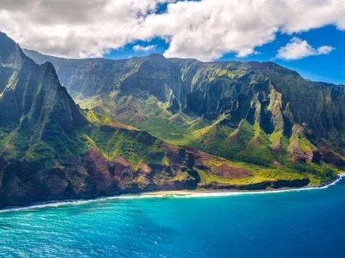 Giữa những vách đá đầy màu sắc và làn nước xanh trong xanh, biển Na Pali của Hawaii chắc chắn sẽ làm mọi người phải ngạc nhiên với khung cảnh choáng ngợp nhìn ra thung lũng Kalalau và 1.220 mét.
