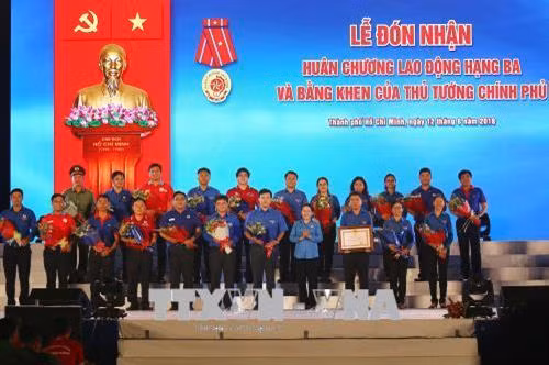 Bà Võ Thị Dung, Phó Bí thư Thành ủy Thành phố Hồ Chí Minh trao Huân chương Lao động hạng Ba do Chủ tịch nước trao tặng cho Thành Đoàn Thành phố Hồ Chí Minh. Ảnh: Thanh Vũ-TTXVN