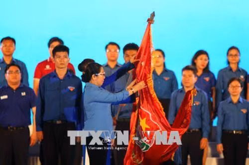Bà Võ Thị Dung, Phó Bí thư Thành ủy Thành phố Hồ Chí Minh trao Huân chương Lao động hạng Ba do Chủ tịch nước trao tặng cho Thành Đoàn Thành phố Hồ Chí Minh. Ảnh: Thanh Vũ-TTXVN