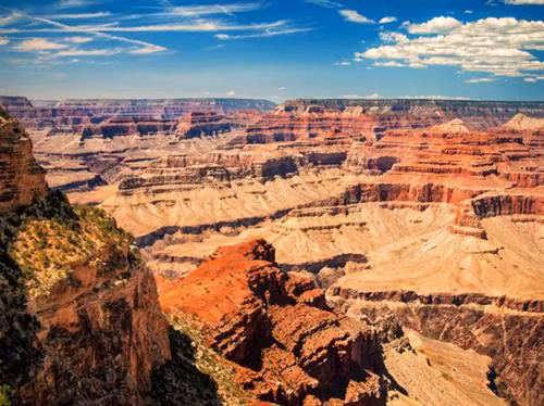 Grand Canyon là vẻ đẹp tự nhiên nổi tiếng nhất của Arizona. Nó kéo dài qua 277 kilomet sông và rộng 28 kilomet. Trong khi phần phía Nam mở cửa quanh năm thì khu vực phía bắc chỉ mở theo mùa.