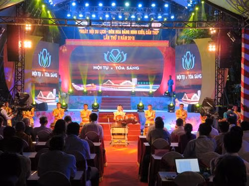 Quang cảnh lễ khai mạc. Ảnh: Ánh Tuyết - TTXVN Các mô hình hoa đăng lung linh sắc màu dưới bến Ninh Kiều. Ảnh: Ánh Tuyết - TTXVN Các mô hình hoa đăng lung linh sắc màu dưới bến Ninh Kiều. Ảnh: Ánh Tuyết - TTXVN Các mô hình hoa đăng lung linh sắc màu dưới bến Ninh Kiều. Ảnh: Ánh Tuyết - TTXVN Hoạt động triển lãm sách với mô hình Nhà lồng Chợ cổ Cần Thơ tại Ngày hội. Ảnh: Ánh Tuyết - TTXVN