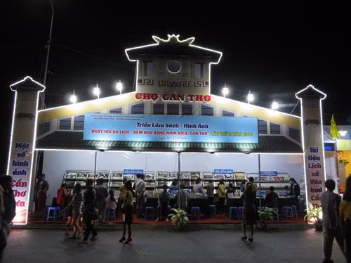 Quang cảnh lễ khai mạc. Ảnh: Ánh Tuyết - TTXVN Các mô hình hoa đăng lung linh sắc màu dưới bến Ninh Kiều. Ảnh: Ánh Tuyết - TTXVN Các mô hình hoa đăng lung linh sắc màu dưới bến Ninh Kiều. Ảnh: Ánh Tuyết - TTXVN Các mô hình hoa đăng lung linh sắc màu dưới bến Ninh Kiều. Ảnh: Ánh Tuyết - TTXVN Hoạt động triển lãm sách với mô hình Nhà lồng Chợ cổ Cần Thơ tại Ngày hội. Ảnh: Ánh Tuyết - TTXVN