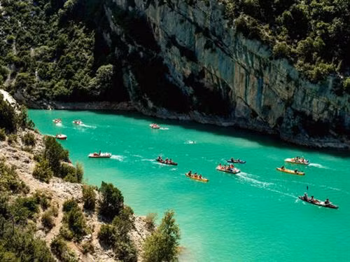 Vùng nước xanh lục của Verdon Gorge là một khung cảnh đẹp như tranh vẽ, thích hợp với các hoạt động từ bơi lội đến chèo thuyền kayak.