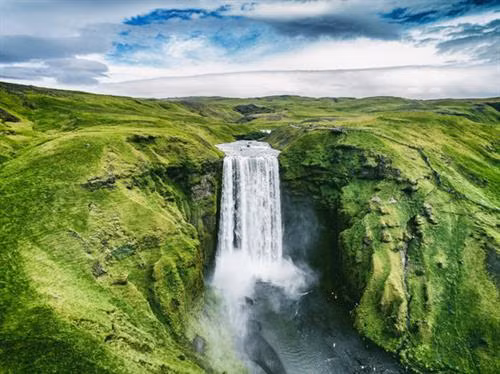 Skógafoss tạo thành từ hai sông băng là Eyjafjallajokull và Myrdalsjokull. Lượng nước do thác nước tạo ra mạnh mẽ đến nỗi bạn có thể dễ dàng nhìn thấy cầu vồng trong những ngày nắng tại đây.