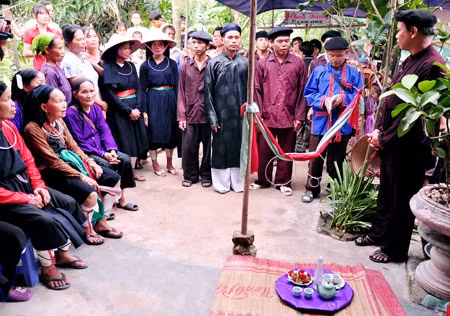 Hát sình ca trong đám cưới của người Cao Lan.
