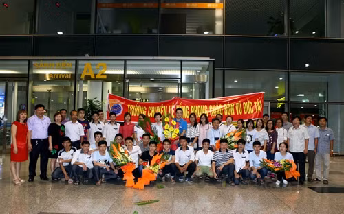 Quang cảnh lễ đón đoàn học sinh Việt Nam tham dự kỳ thi Olympic Toán quốc tế 2016 tại sân bay quốc tế Nội Bài, tối 16/7/2016. Ảnh: Quý Trung- TTXVN