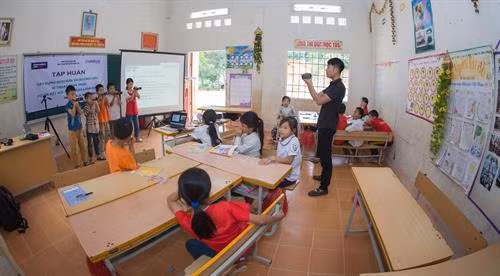 Một giờ thực hành làm phim của các em nhỏ