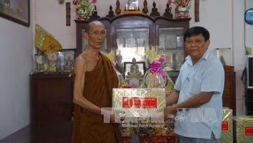 Chiều 14/9/2017, đoàn công tác của Ban Chỉ đạo Tây Nam Bộ do ông Hà Hữu Liền, Vụ trưởng Vụ Dân tộc - Tôn giáo làm trưởng đoàn đã đến thăm, tặng quà chúc mừng các chùa nhân dịp lễ Sene Đolta của đồng bào Khmer tại tỉnh Trà Vinh. Trong ảnh: Ông Hà Hữu Liền tặng quà cho Hội đoàn kết sư sãi yêu nước tỉnh Trà Vinh. Ảnh: Thanh Hòa-TTXVN