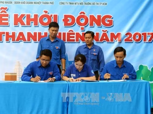 Ký kết chương trình phối hợp giữa Công ty TNHH MTV Môi Trường Đô Thị Thành phố Hồ Chí Minh và quận Đoàn Phú Nhuận. Ảnh: Hoàng Hải - TTXVN