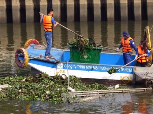 Đoàn viên ra quân vớt rác trên kênh Nhiêu Lộc tại địa bàn phường 2 – quận Phú Nhuận. Ảnh: Hoàng Hải -TTXVN