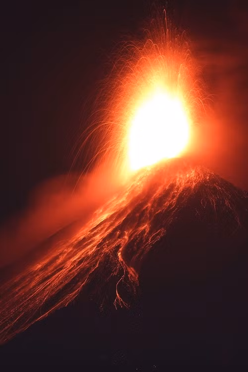 Núi lửa Volcano of Fire phun trào tại Alotenango thuộc Sacatepequez, Guatemala ngày 25/1. EPA/TTXVN